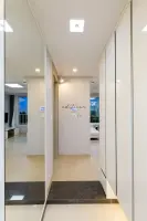 전신거울로 넓어 보이는 18평 모던 현관 인테리어